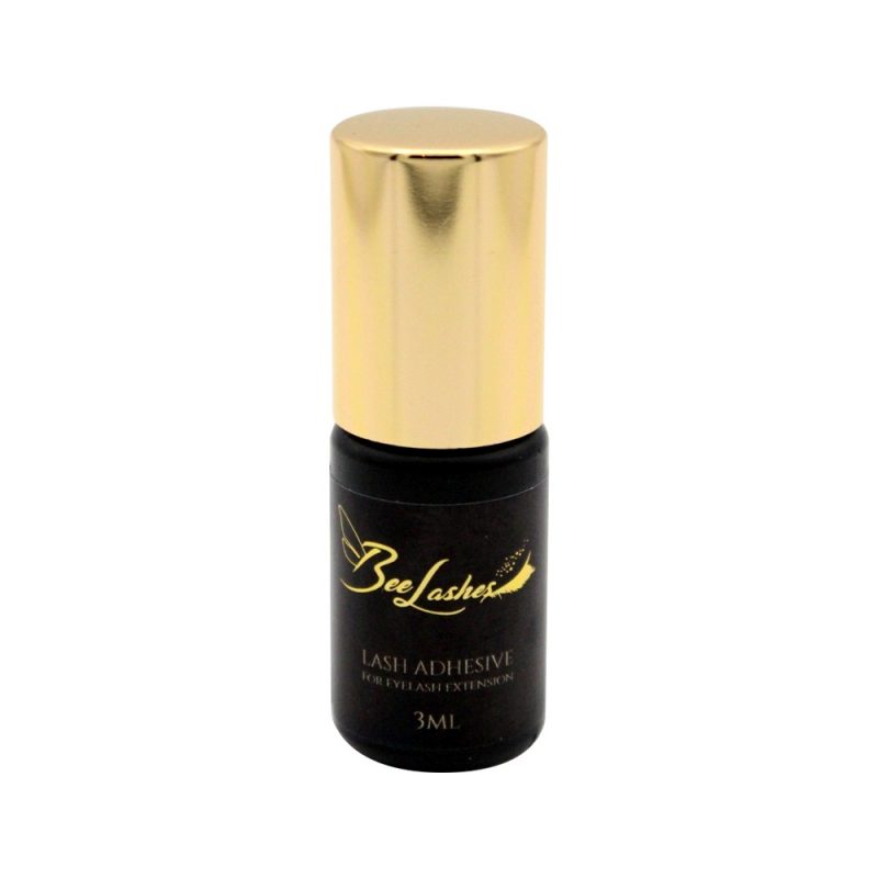 Machen Sie sich bereit, Ihre Wimpernverlängerung auf ein neues Level zu heben.Mit unserem revolutionären Einzelwimpern-Kleber, der perfekt für jedermann ist, egal ob Anfänger oder Profi. Von klassischen Einzelwimpern bis hin zur anspruchsvollen Volumentechnik – dieser Kleber bietet Ihnen die ultimative Flexibilität und Zuverlässigkeit. Mit einer beeindruckenden Haltbarkeit von 7-8 Wochen und einer blitzschnellen Trocknungszeit von nur 1-2 Sekunden .Unser BeeLash Adhesive sorgt für ein makelloses Ergebnis in kürzester Zeit. Kein langes Warten mehr. Sie können sich auf eine effiziente Arbeitsweise verlassen, die Ihre Produktivität steigert und Ihnen erlaubt, Ihre Kreativität auszuleben. Für optimale Ergebnisse empfehlen wir eine Raumtemperatur von 21 bis 25 Grad Celsius und eine Luftfeuchtigkeit von 40-70 %. Diese Bedingungen gewährleisten eine optimale Haftung und Haltbarkeit Ihrer Wimpernverlängerung. Nach dem Öffnen bis zu 3 Monate haltbar, damit Sie immer frische und effektive Ergebnisse erzielen können. Zusammensetzung/Ingredients: Ethyl 2-Cyanoacrylate ,PMMA,Carbon black Tierversuchsfrei Mit dem Kauf dieses Produktes bestätige ich, dass ich ein professionelles Produkt kaufe, welches ausschließlich für die Verwendung durch geschultes Personal entwickelt wurde.