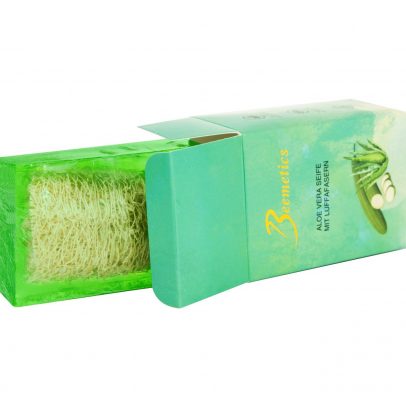 Glycerinseife ist bekannt für ihre hautfreundlichen Eigenschaften und ist daher ideal für empfindliche Hauttypen geeignet. Reich an Feuchtigkeit, beruhigt und hydratisiert sie die Haut, um ein geschmeidiges und angenehmes Hautgefühl zu fördern. Jedes Stück unserer Seife wird liebevoll von Hand gefertigt, um höchste Qualität und Reinheit zu gewährleisten. Tierversuchsfrei und umweltfreundlich hergestellt, können Sie sich mit unserer Seife nicht nur um Ihre Haut, sondern auch um die Umwelt kümmern. Das besondere Highlight unserer Glycerinseife ist die natürliche Luffa, die in das Seifenstück eingebettet ist. Die Luffa bietet eine sanfte Peeling-Wirkung und entfernt abgestorbene Hautzellen, um die Haut sanft zu reinigen und zu erfrischen. Genießen Sie das Gefühl von Frische und Reinheit mit unserer Glycerinseife mit natürlicher Luffa. Gönnen Sie sich und Ihrer Haut eine verwöhnende Auszeit und entdecken Sie die natürliche Schönheit und Pflegekraft unserer handgefertigten Seife.