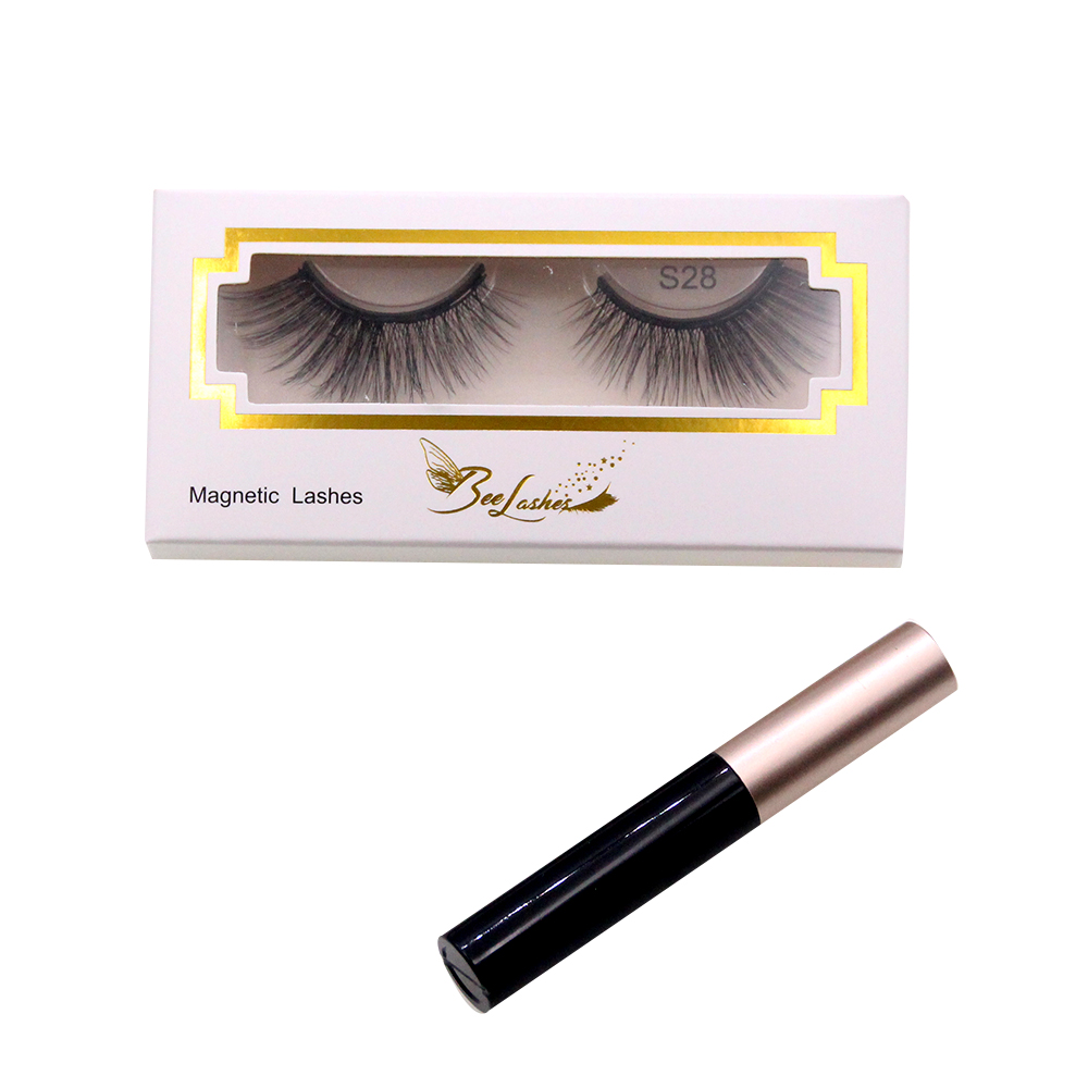 Entdecken Sie die Innovation in der Welt der Wimpernverlängerung mit unseren magnetischen Wimpern . Die revolutionäre Lösung für einen mühelosen und beeindruckenden Wimpern-Look. Der Vorteil unserer magnetischen Wimpern liegt auf der Hand: Sie benötigen keinen Kleber zum Anbringen, was nicht nur einfacher ist, sondern auch mehr Zeit spart. Dank ihres magnetischen Designs sind sie leicht anzubringen und können mehrmals verwendet werden, ohne an Qualität oder Leistung zu verlieren. Im Vergleich zu herkömmlichen magnetischen Wimpern sind diese einfacher anzubringen und zu entfernen. Stabiler und bieten dennoch ein natürliches Aussehen. Einschichtig, leicht, fluffig und angenehm zu tragen – unsere Wimpern werden Sie begeistern. Aber wie funktionieren diese magnetischen Wimpern? Jede Wimper verfügt über fünf Magnete, die sich am Augenansatz befinden. Sie müssen lediglich Ihren Eyeliner wie gewohnt auftragen, und sobald er trocken ist, können Sie die Wimpern sanft anbringen. Die Magnete der Wimpern ziehen an der Augenlinie an und sorgen für einen sicheren Halt den ganzen Tag über. Alle unsere Wimpern bestehen aus hochwertiger koreanischer PBT-Faser und bieten eine natürliche Ausstrahlung. Das sich verjüngende Ende jeder Wimper ist eine 0,10 mm dicke Faser, die Ihren eigenen Wimpern ähnelt und ein nahtloses Aussehen gewährleistet. Entdecken Sie den 3D-Effekt und das voluminöse Aussehen unserer magnetischen Wimpern und erleben Sie, wie sie Ihren Blick verwandeln und Ihre Schönheit unterstreichen. Gönnen Sie sich den Luxus von mühelos perfekten Wimpern, die Sie jeden Tag strahlen lassen. Inhaltsstoffe Eyeliner: n-Butylacrylate,Water,Surfactant