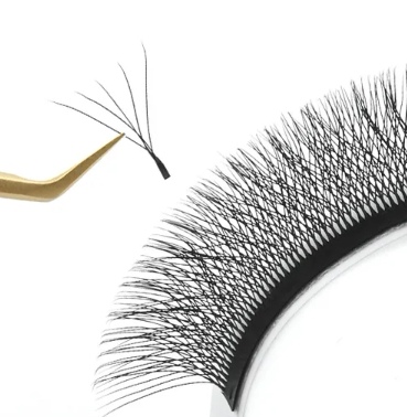 Unseren exklusiven „5D Klee Wimpern“ – die perfekte Ergänzung für mehr Volumen und ein blitzschnelles Arbeiten. Hergestellt aus hochwertigen deutschen PBT-Fasern, präsentieren wir stolz eine Kollektion, die Ihr Können auf ein neues Level hebt. Jede unserer Wimpern wird mit Liebe zum Detail handgefertigt, um ein unvergleichliches Trageerlebnis zu bieten. Mit ihrer leichten und fluffigen Textur schenken Ihnen unsere Klee Wimpern nicht nur ein atemberaubendes Volumen, sondern auch ein angenehmes Tragegefühl. Die matte Oberfläche unserer Wimpern optimiert nicht nur die Haltbarkeit und Klebekraft des Klebers, sondern sorgt auch dafür, dass Ihre Augen in einem satten Schwarz erstrahlen, ohne jeglichen Grau- oder Blaustich. Verfügbar in den beliebten Curl/Biegungen C und D, bieten unsere Wimpern endlose Möglichkeiten für kreative Looks. Jede Box enthält 12 Reihen. Und das Beste daran? Unsere Produkte sind nicht nur schön, sondern auch ethisch vertretbar. Vegan, tierversuchsfrei und latexfrei hergestellt, stehen wir für verantwortungsvolle Schönheit, die Sie guten Gewissens genießen können. Erhältlich in Einzellängen von 8 bis 14 mm. Entdecken Sie die Magie von voluminösen und fluffigen Wimpern mit unseren 5D Klee Wimpern – für einen Look, der nicht nur beeindruckt, sondern auch begeistert.