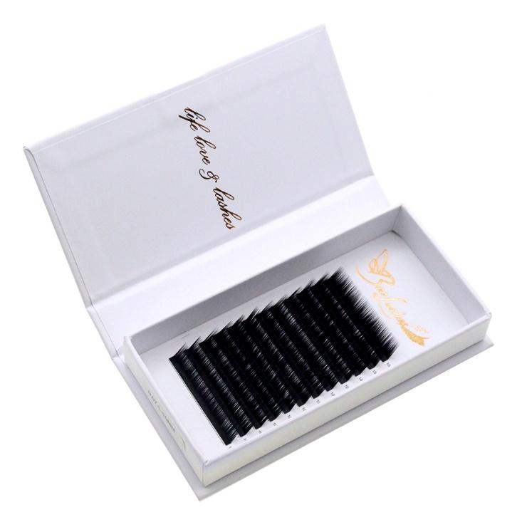 Tauchen Sie ein in die Welt der ultimativen Wimpernverlängerung mit unseren beliebten Einzelwimpern. Handgefertigt mit höchster Präzision und Hingabe, präsentieren wir stolz unsere „Super Matt Wimpern“, eine Meisterleistung in Sachen Qualität. Hergestellt aus den feinsten PBT-Fasern für ein luxuriöses Trageerlebnis. Mit einer tief schwarzen Farbe, die bis in die Spitzen reicht, verabschieden Sie sich von Grau- oder Blaustichen und tauchen ein in ein sattes, tiefschwarzes Finish. Die matte Oberfläche unserer Wimpern optimiert auch die Haltbarkeit und Klebekraft. Egal, ob Sie die Einzel- oder Volumentechnik bevorzugen, unsere Wimpern bieten Ihnen ein Höchstmaß an Flexibilität und Qualität. In einer Vielzahl von Längen, Dichten und Biegungen erhältlich, bieten wir Ihnen die Möglichkeit, Ihren individuellen Look zu kreieren. Von natürlichen bis hin zu dramatischen Effekten – unsere Einzelwimpern passen sich Ihren Vorlieben an und lassen Ihre Augen strahlen. Die praktische Silberfolie auf der Rückseite ermöglicht ein müheloses Auswechseln des Wimpernstreifens, sodass Sie stets für den nächsten Einsatz bereit sind. Vegan, tierversuchsfrei und latexfrei hergestellt, bieten wir Ihnen nicht nur Schönheit, sondern auch ethische Verantwortung. Erhältlich in verschiedenen Längen von 8 bis 14 mm, sowohl in Mixtrays als auch Einzellängen, sowie einer Auswahl an Curls/Biegungen – C, D, M und L. Jede Box enthält 12 Reihen. *Die Produktbilder und die Produktverpackung können abweichen. In der neuesten Produktlinie werden erstklassige und verbesserte umweltfreundliche Verpackungen Kunststoffverpackungen ersetzen*