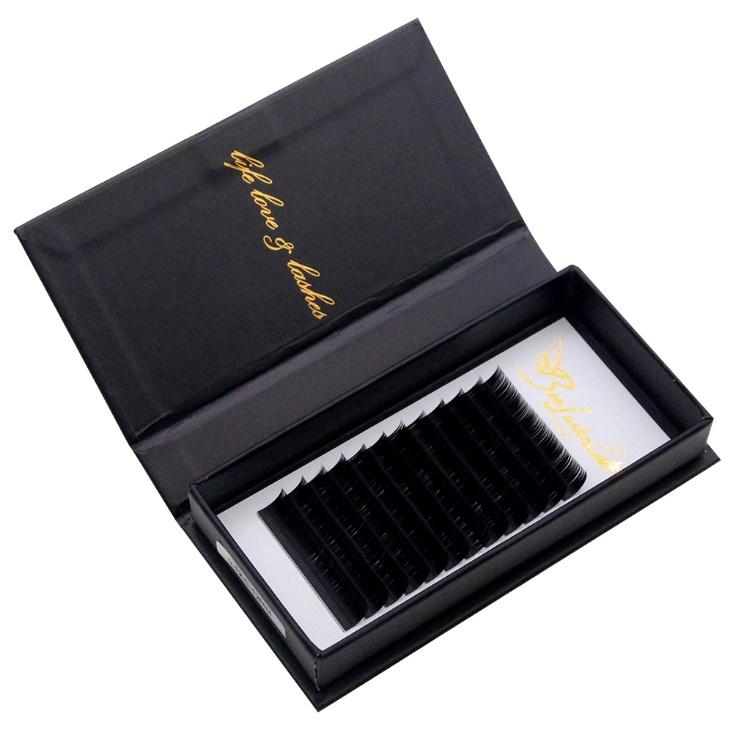 Willkommen in der Welt der unvergleichlichen Wimpernverlängerung mit unseren exklusiven Einzelwimpern. Handgefertigt mit Liebe zum Detail und höchster Qualität, präsentieren wir stolz unsere „Super Silk Wimpern“. Inbegriff von Leichtigkeit und Sanftheit. Jede einzelne unserer Wimpern wird mit größter Sorgfalt aus deutschen PBT-Fasern gefertigt, um Ihnen ein luxuriöses Trageerlebnis zu bieten. Mit einem tiefen, satten Schwarz, das bis in die Spitzen reicht, sagen wir Grau- oder Blaustichen ein endgültiges „Auf Wiedersehen“. Dank der rauen Oberfläche unserer Wimpern wird die Haltbarkeit und Klebekraft des Klebers optimiert, für einen Look. Ganz gleich, ob Sie die Einzel- oder Volumentechnik bevorzugen, unsere Wimpern sind vielseitig einsetzbar und garantieren ein Ergebnis, das Ihre Erwartungen übertrifft. Die praktische Silberfolie auf der Rückseite ermöglicht ein müheloses Auswechseln des Wimpernstreifens.Vegan, tierversuchsfrei und latexfrei hergestellt, bieten wir nicht nur Schönheit, sondern auch ethische Verantwortung. Erhältlich in verschiedenen Längen von 8 bis 14 mm, sowohl in Mixtrays als auch Einzellängen, sowie einer Auswahl an Curls/Biegungen – C, D, M und L. Jede Box enthält 12 Reihen. Entdecken Sie die Magie von unglaublich weichen und leichten Wimpern mit unseren Super Silk Wimpern . Für einen Look, der jedes Auge strahlen lässt und alle Blicke auf sich zieht.