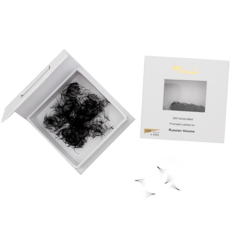 Bereichern Sie Ihr Wimpernstudio mit unseren hochwertigen professionellen Fertigfächern. Die entwickelt wurden, um Ihre Arbeit schneller und effektiver zu gestalten. Unsere handgefertigten Premadefans aus 0,7 mm deutschen PBT-Fasern. Sind die ultimative Lösung für das Russian Volumen und bieten eine nahtlose Anwendung mit beeindruckenden Ergebnissen. Dank ihres super leichten Gewichts und dünnen Fußes sind unsere Fertigfächer nicht nur einfach zu handhaben. Auch äußerst angenehm zu tragen. Mit 8-10D pro Fächer sorgen sie für einen dramatischen und voluminösen Look, der Ihre Kunden begeistern wird. Jedes Tray enthält 500 Fächer, was Ihnen eine langanhaltende Versorgung für zahlreiche Anwendungen garantiert. Die Fächer sind tief schwarz bis in die Spitzen und frei von Grau- oder Blaustichen. Ein atemberaubender und natürlicher Look ist gewährleistet. Unsere Premade Fans sind die perfekte Lösung für Wimpernstylisten, die Wert auf Zeitersparnis und Effizienz legen. Sie bieten eine wunderbare Alternative zum manuellen Fächern und ermöglichen es Ihnen, Ihre Arbeitsabläufe zu optimieren, ohne Kompromisse bei der Qualität einzugehen. Investieren Sie in Qualität und Perfektion mit unseren professionellen Fertigfächern wenn Sie Ihre Arbeit auf ein neues Niveau heben möchten. Gönnen Sie sich das Beste und bieten Sie Ihren Kunden einen Look, der sie begeistert und ihr Vertrauen in Ihre Fähigkeiten stärkt.